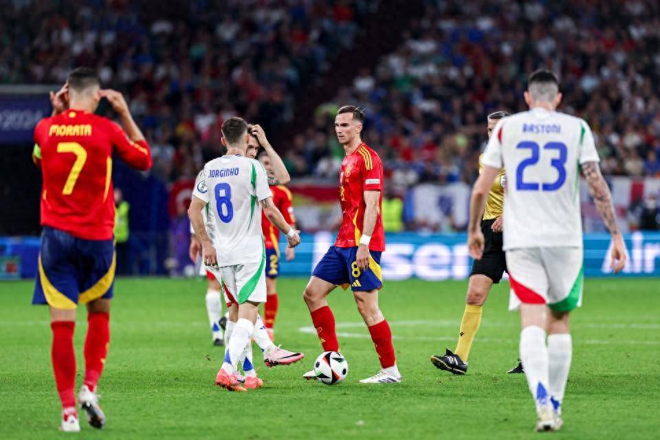 姆巴佩在塞尔维亚队比赛中出色防守,领先优势明显引发热议!